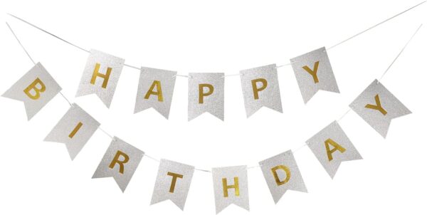 Сребрист банер със златен надпис „Happy Birthday“