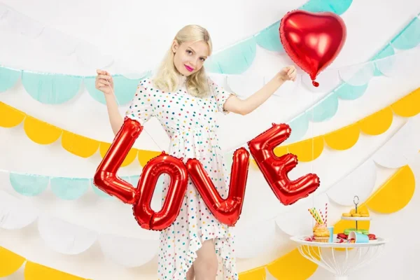 Фолиев надпис "LOVE"