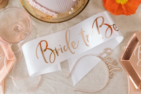 Бяла сатенена лента за тяло "Bride to be"