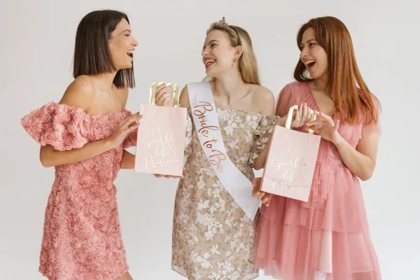 Бяла сатенена лента за тяло "Bride to be"