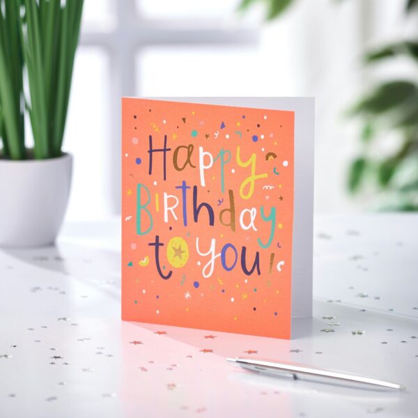 Поздравителна картичка с надпис „Happy Birthday to you“